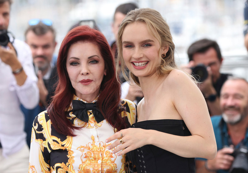 Priscilla Presley och Olivia DeJonge (som spelar Priscilla Presley i filmen).