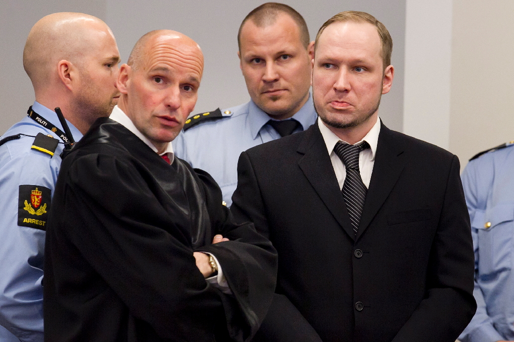 Breivik i samtal med sin advoklat Geir Lippestad.