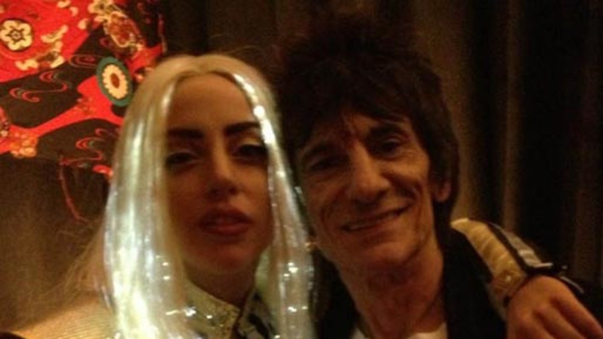 Lady Gaga och Ron Wood hänger backstage.