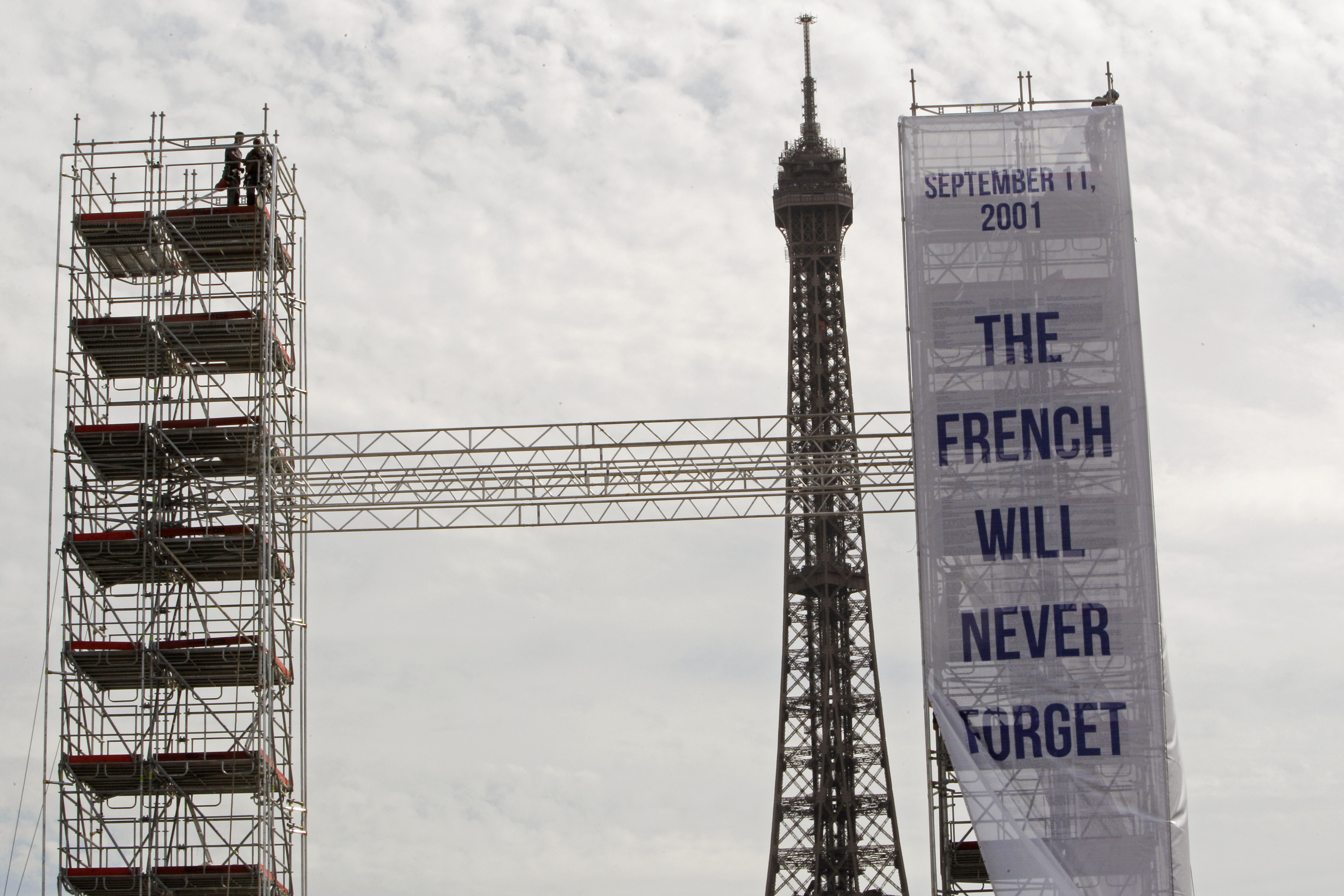I Frankrike har man konstruerat en model som representerar tvillingtornen med texten "September 11, 2001 - The French Will Never Forget", som en symbolisk handling för att hedra minnet av de som mist livet till följd av terrorattackerna mot World Trade Ce