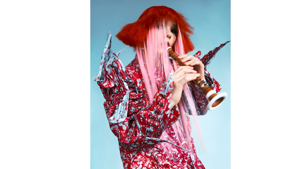 'För mig startade det här albumet rätt mycket med sex basklarinetter och en massa slagkraftiga beats rätt ned i jorden, så att man fick en sorts markkontakt', säger Björk om det kommande albumet 'Fossora'. Pressbild.