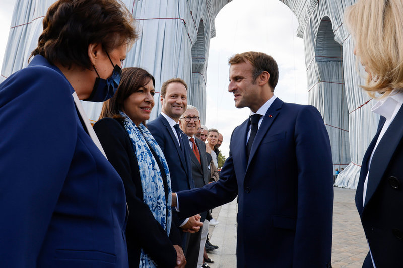 Emmanuel Macron hälsar på Anne Hidalgo, Parisborgmästaren som vill utmana honom om presidentposten. Närmast till vänster i bild står kulturminister Roselyne Bachelot. Arkivbild.