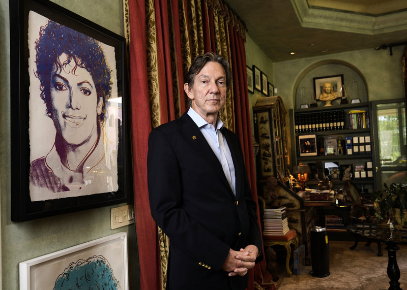 John Branca fotograferad i sitt hem i Los Angeles 2021. Underhållningsadvokaten som förvaltar Michael Jacksons dödsbo hoppas att filmen ska bidra till att återupprätta popstjärnans rykte. Arkivbild.