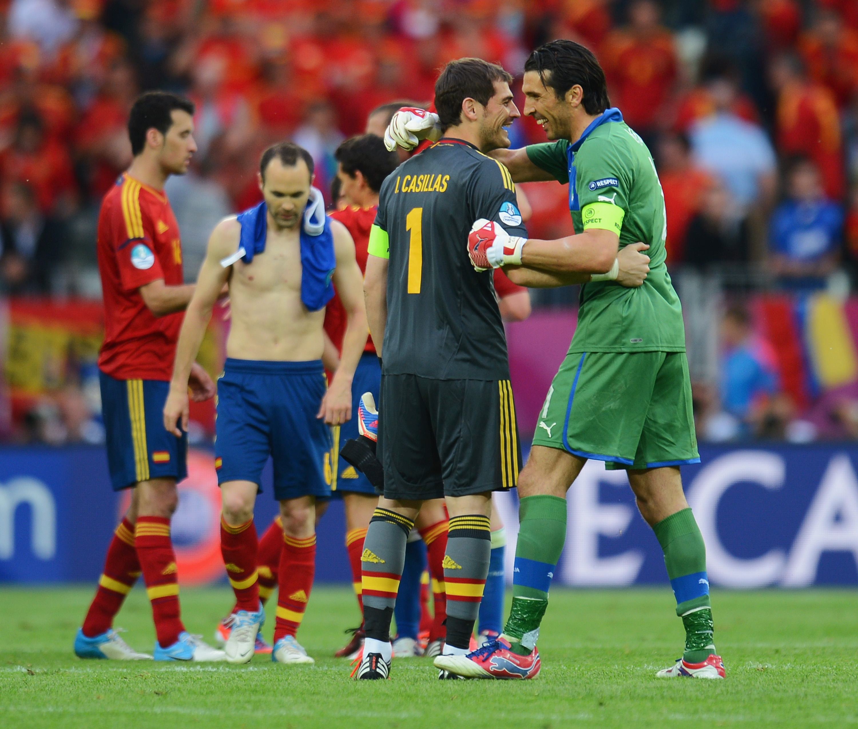 Casillas och Buffon kramar om varandra efter mötet i gruppspelet som slutade 1-1.