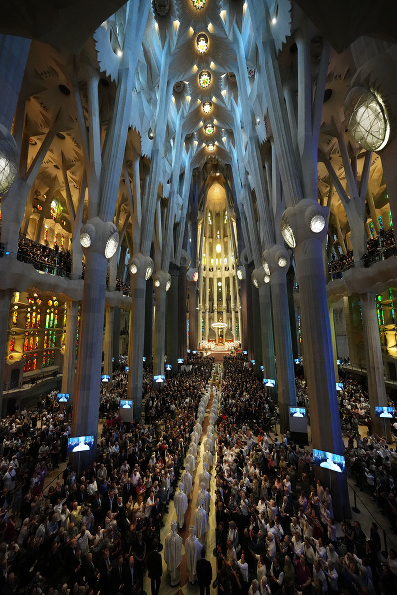 En lång procession inledde mässan i Sagrada Família. Den storslagna invigningen sammanfaller med hundraårsminnet av arkitekten Gaudís död.