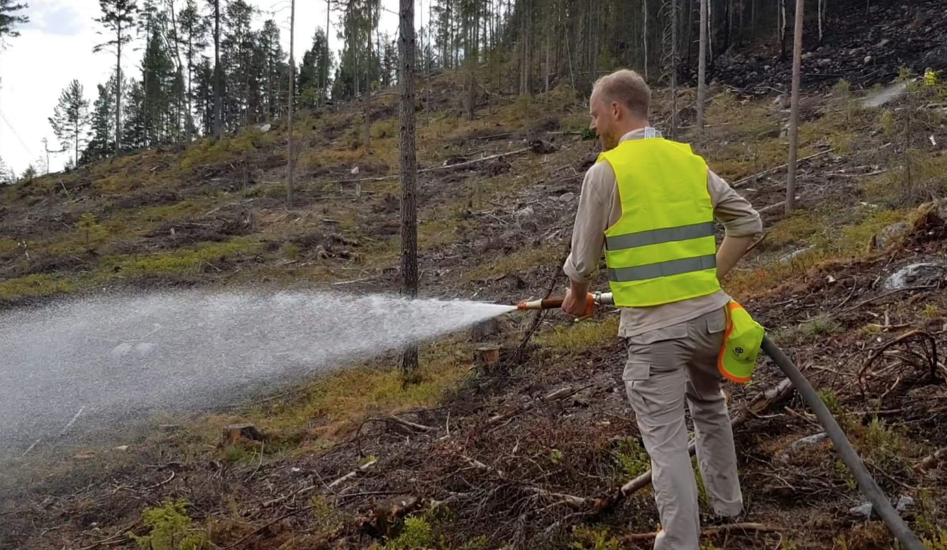 En person från Alternativ för Sverige hjälper till att släcka en brand En person från Alternativ för Sverige hjälper till att släcka en brand