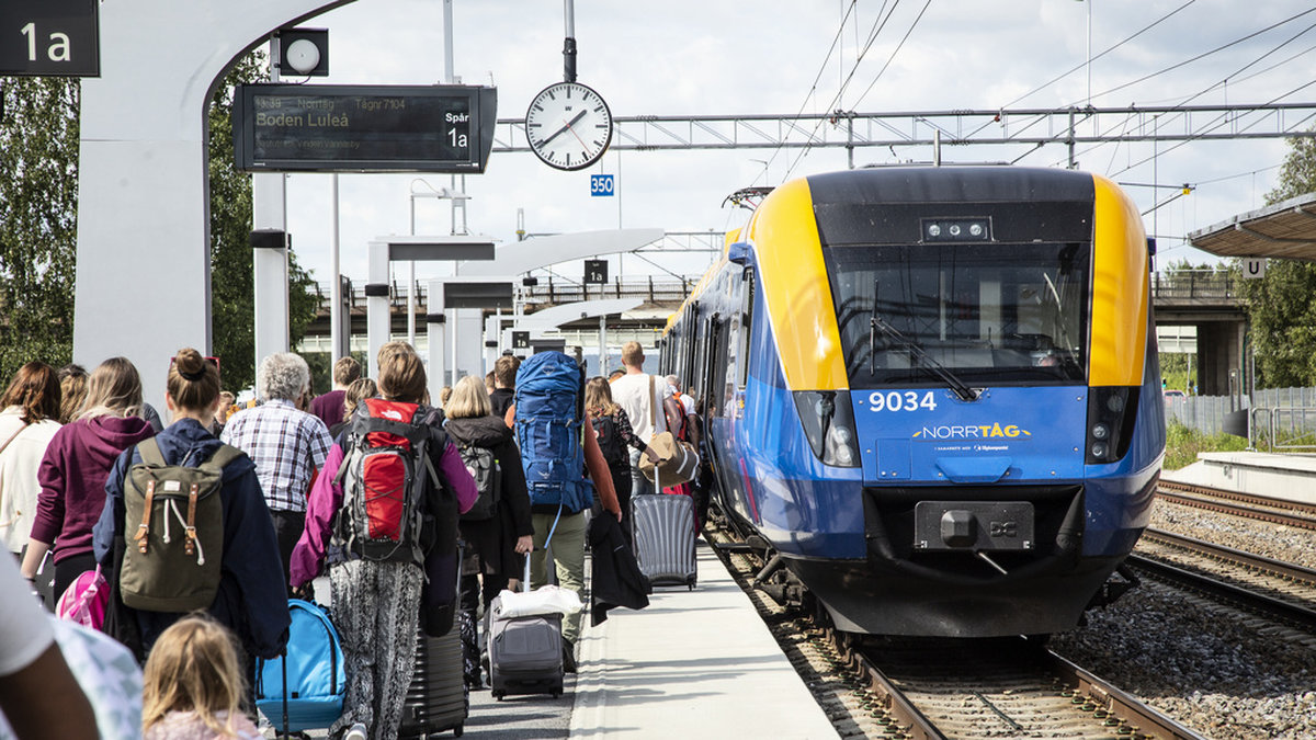 Tågresenärer kliver ombord på ett tåg mod Boden på Centralstationen i Umeå. Arkivfoto.