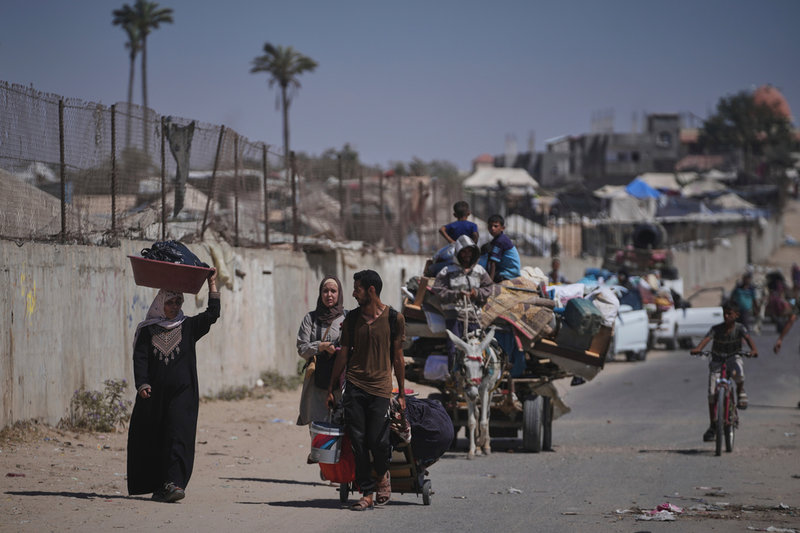 Palestinier tvingades på söndagen lämna sina hem i Dayr al-Balah efter att Israels militär utfärdat en evakueringsorder.