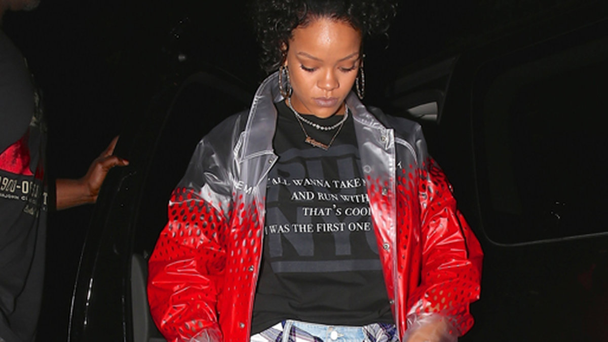 Rihanna kör även hon jeansshorts, en grungig skjorta och svarta Converse. 