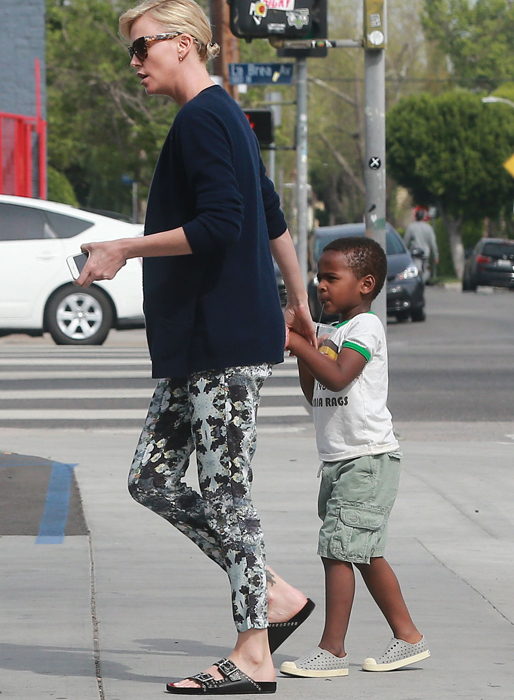 Charlize Theron med sonen Jackson i Los Angeles. 