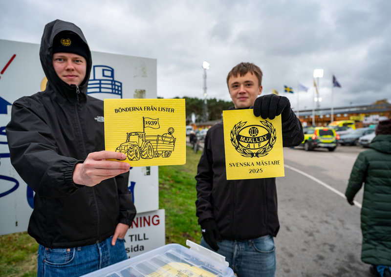 Mjällbyfans säljer SM-gulddisktrasor på Strandvallen.