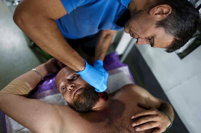 En ukrainsk soldat får vård hos militära läkare nära fronten utanför Pokrovsk. Bilden togs den 9 augusti i år.