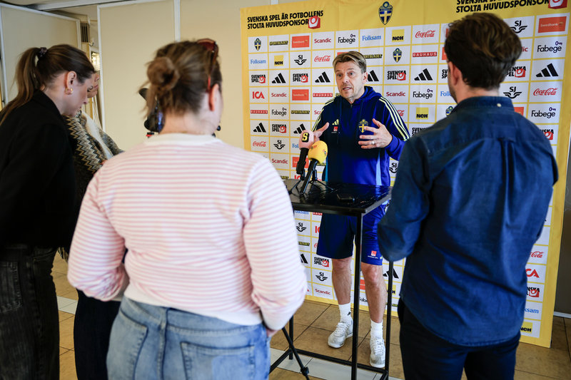 Sveriges förbundskapten Tony Gustavsson under onsdagens pressträff på spelarhotellet i Reggio Calabria.