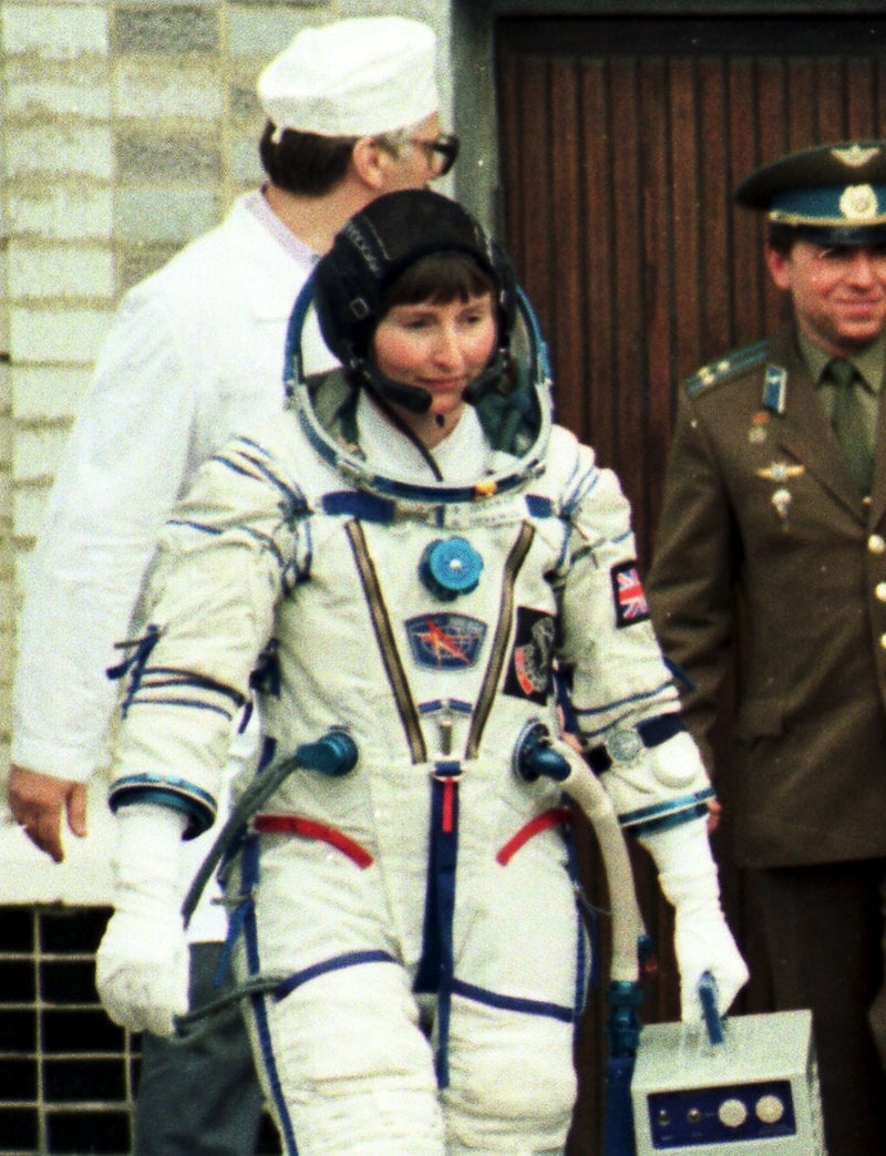 Helen Sharman på väg till rymdskeppet Soyuz TM-12 innan uppskjutet. Bild tagen maj 1991.