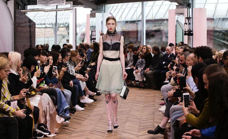 Italienska Prada visar upp sin kollektion i samband med en tidigare modeshow i Milano. Arkivbild.