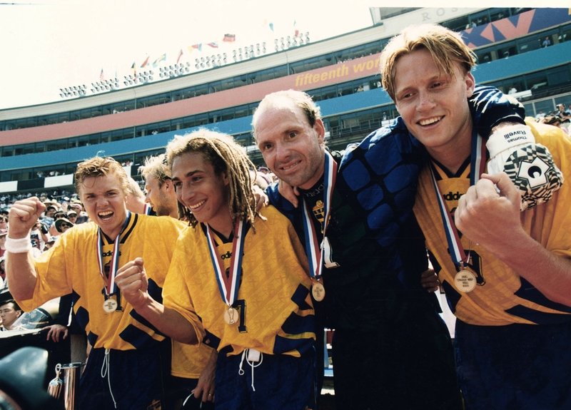 Tomas Brolin, Henrik Larsson, Thomas Ravelli och Kennet Andersson med VM-bronsmedaljerna 1994. Arkivbild.