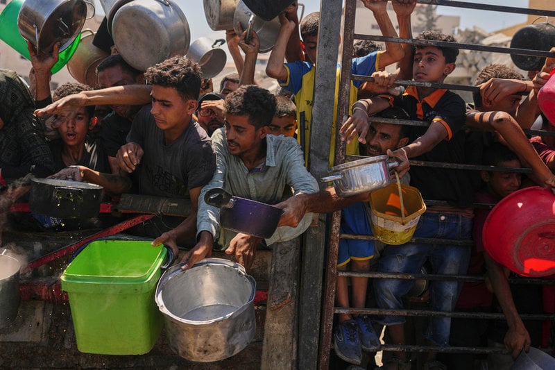 Hungrande palestinier i krigets Gaza.