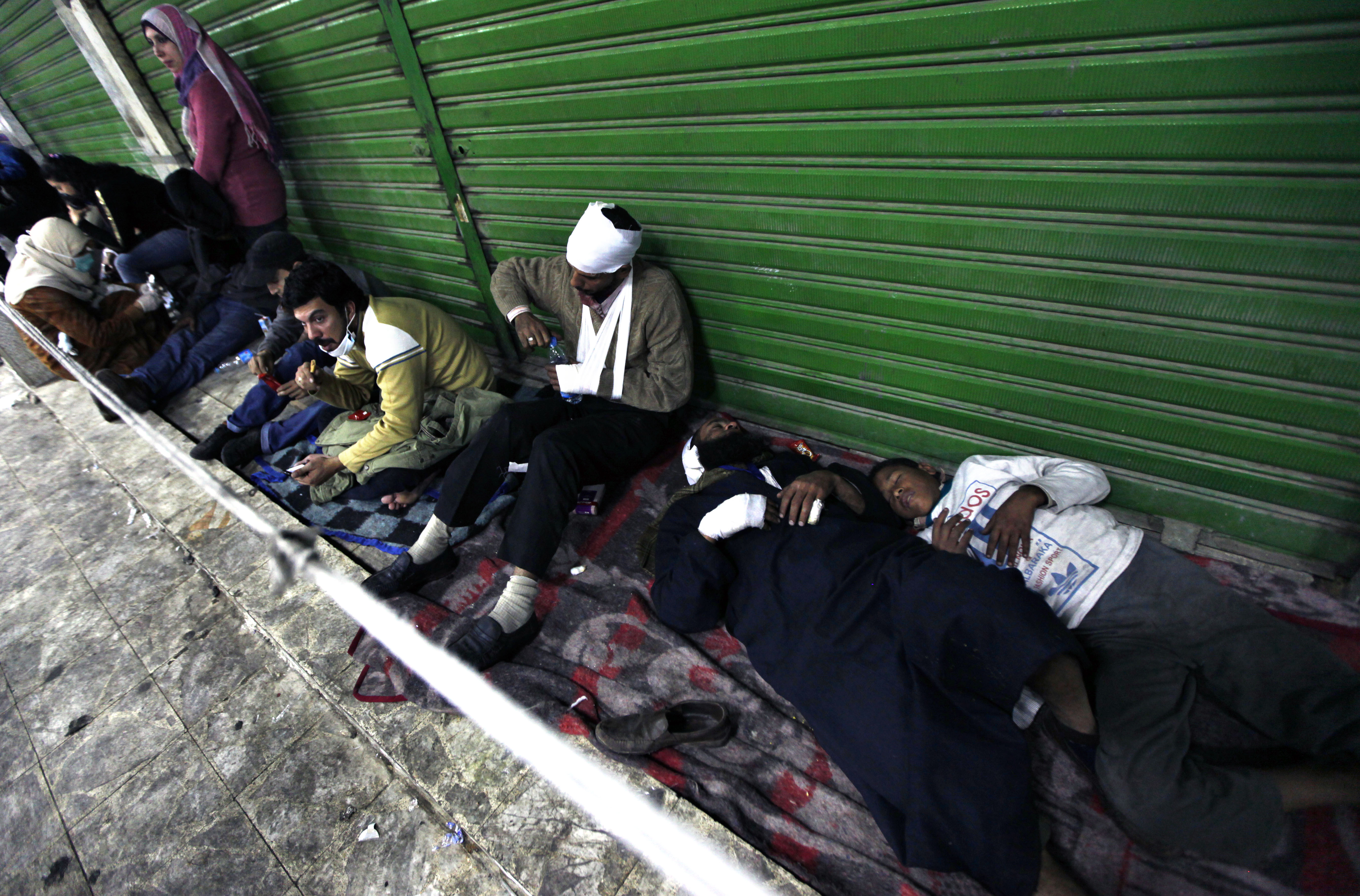Skadade demonstranter på ett fältsjukhus som satts upp vid Tahrirtorget.