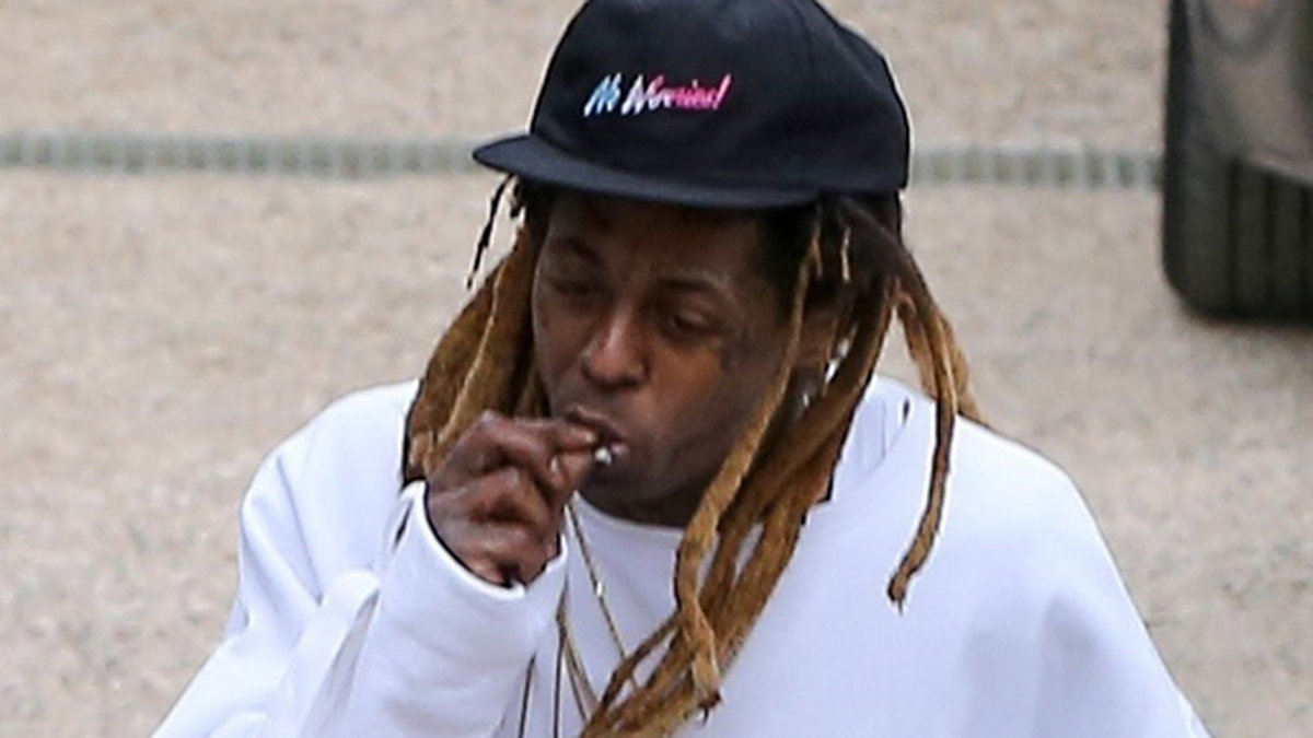Lil Wayne röker en fet joint i Calabasas.