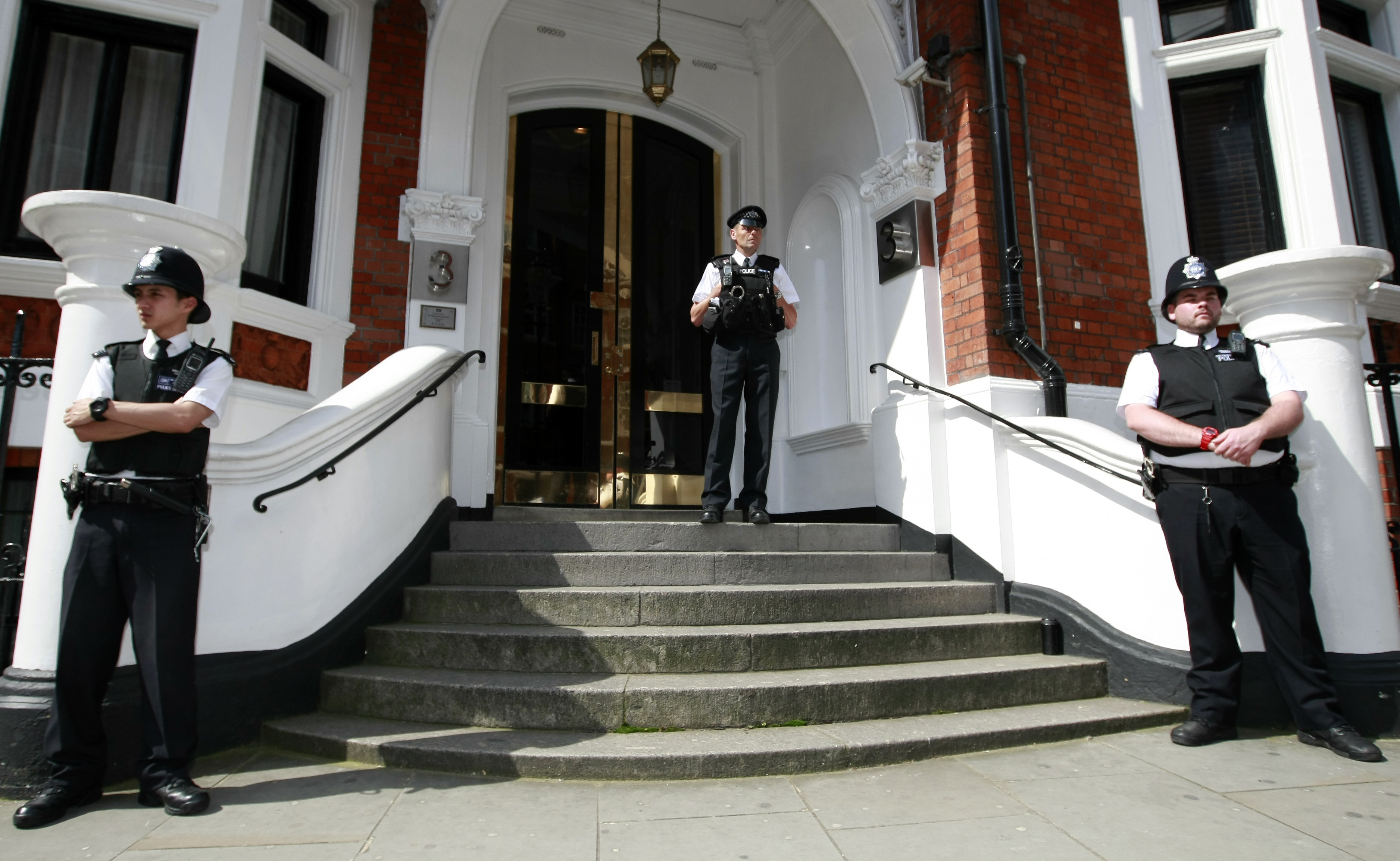 Brittiska polisen väntar på Julian Assange utanför Ecuadors ambassad.