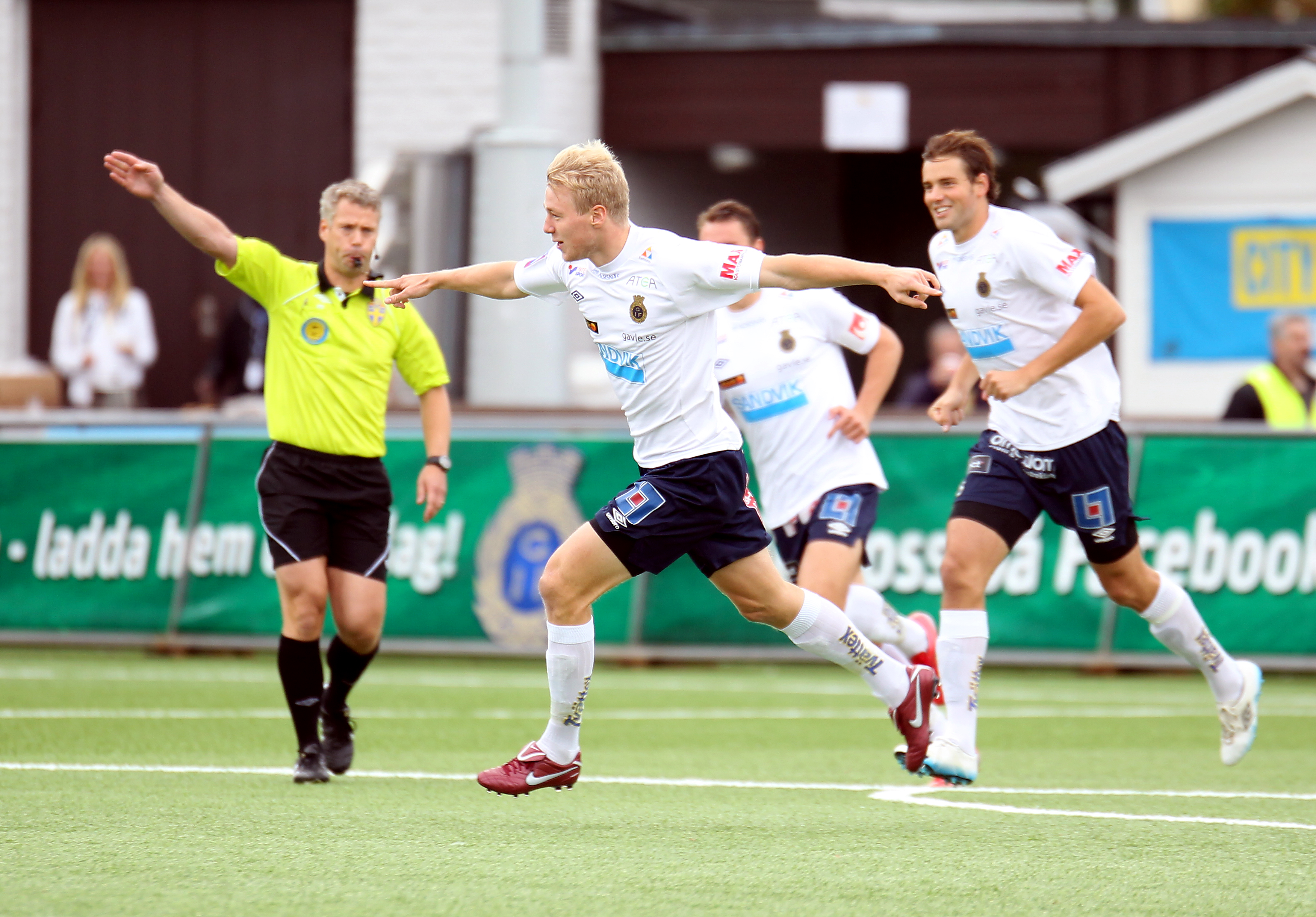 Mittbacken Olof Mård inledde Gefles målskytte.