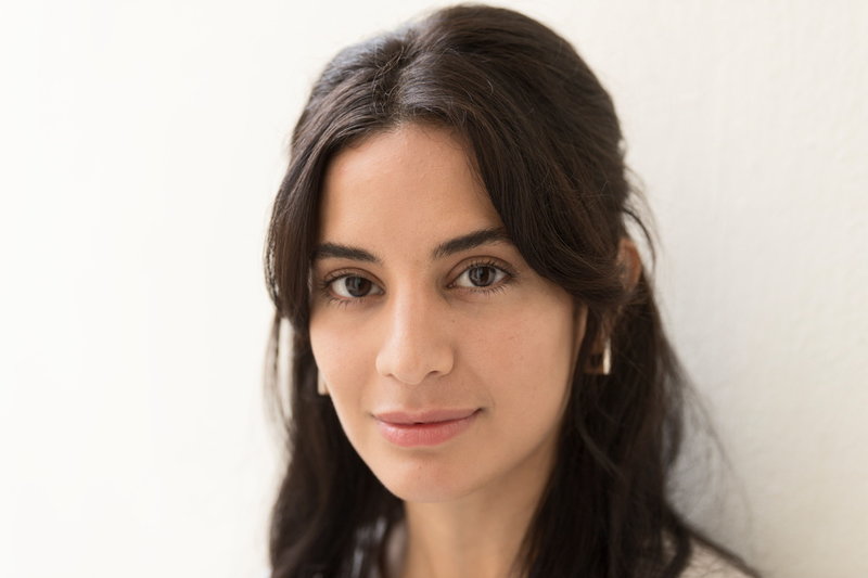 Sara Shirpey spelar polisen Sibel, som hamnar i kläm mellan familjens oro och polisens krav på henne.