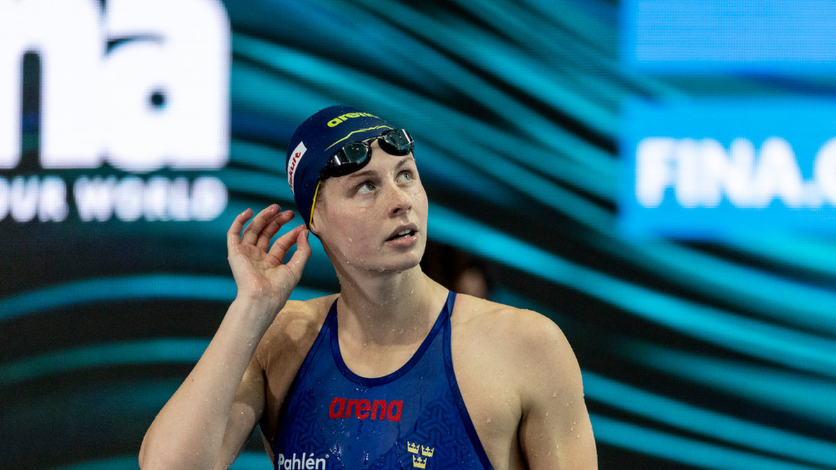 Sophie Hansson tog sig enkelt vidare till semifinal på 100 meter bröstsim, trots tekniska missar.