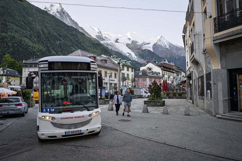 Chamonix har börjat att ställa om till ett varmare klimat, även om byns skidsystem ligger på hög höjd och antagligen kommer att klara sig längre än konkurrenter med lägre lägen. 