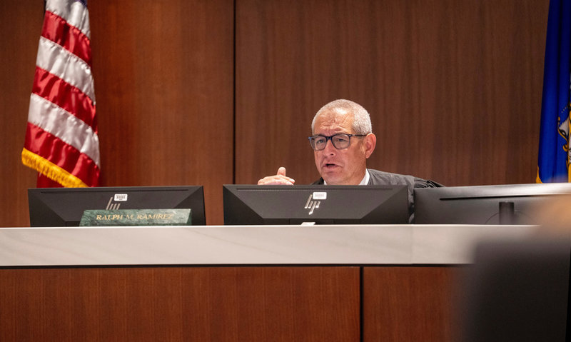 Domaren Ralph Ramirez i samband med rättsförhandlingarna mot den anklagade mannen i Wisconsin i maj. Foto: Mark Hoffman/Milwaukee Journal-Sentinel via AP/TT