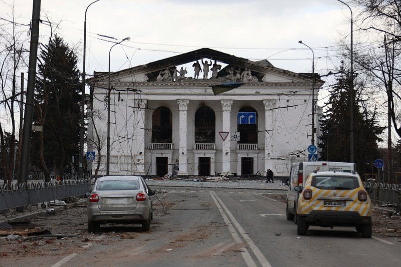 Fasaden stod kvar efter bombningen av teatern i Mariupol den 16 mars 2022. Teatern revs senare och har återuppbyggts. Attacken är den enskilt dödligaste kända attacken mot civila hittills i Ukrainakriget.