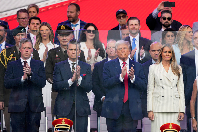 President Donald Trump, Melania Trump och, till vänster, arméminister Daniel Driscoll och försvarsminister Pete Hegseth.