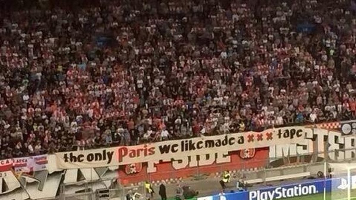 Ajax-fansen skickade en passning till PSG. 