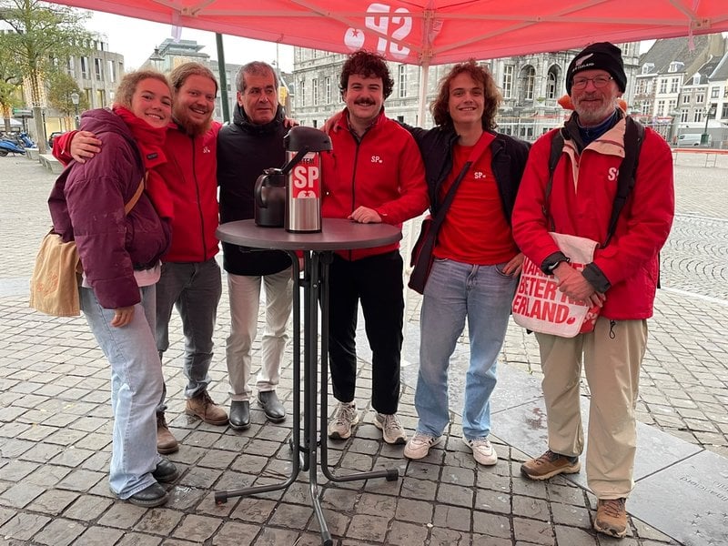 Job Heusschen (tvåa från vänster) är lokal ledare för socialistpartiet SP i Maastricht. Hans parti hoppas på starkt stöd med hjälp av löften om billigare bostäder - en av huvudfrågorna i Nederländernas val på onsdagen.