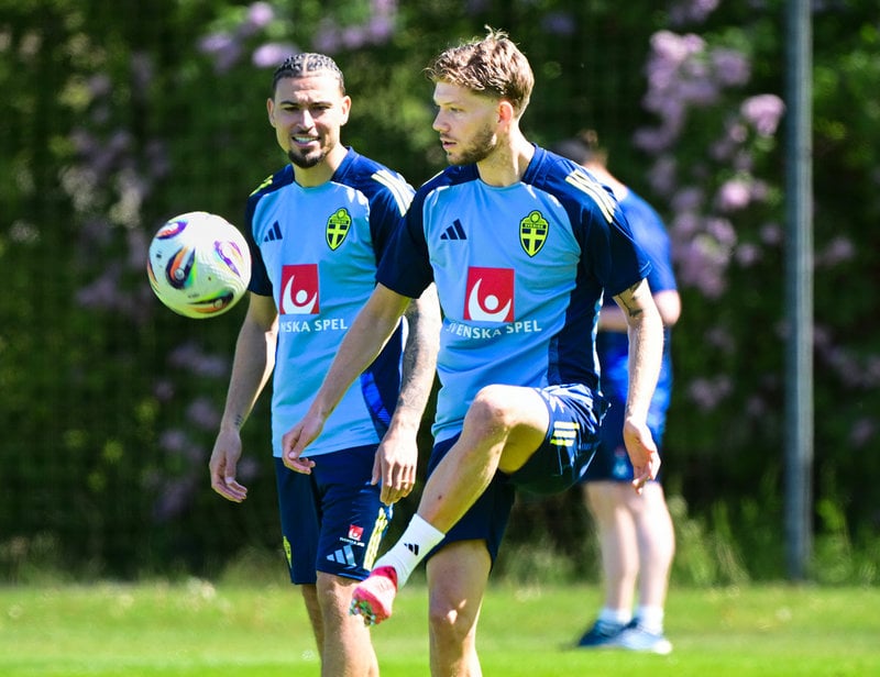 Jordan Larsson studerar Anton Salétros bollbehandling under landslagets träning på Bosön.