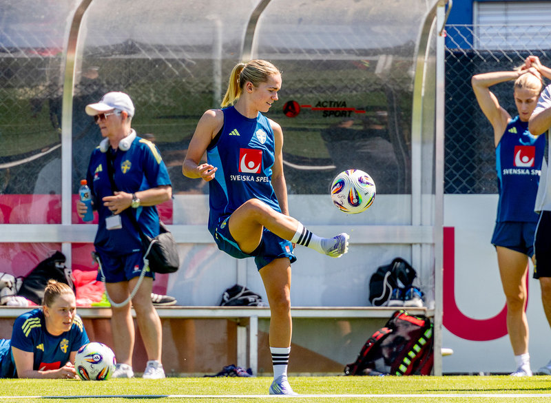 Hanna Lundkvist under fotbollslandslagets träning i Cham på söndagen.