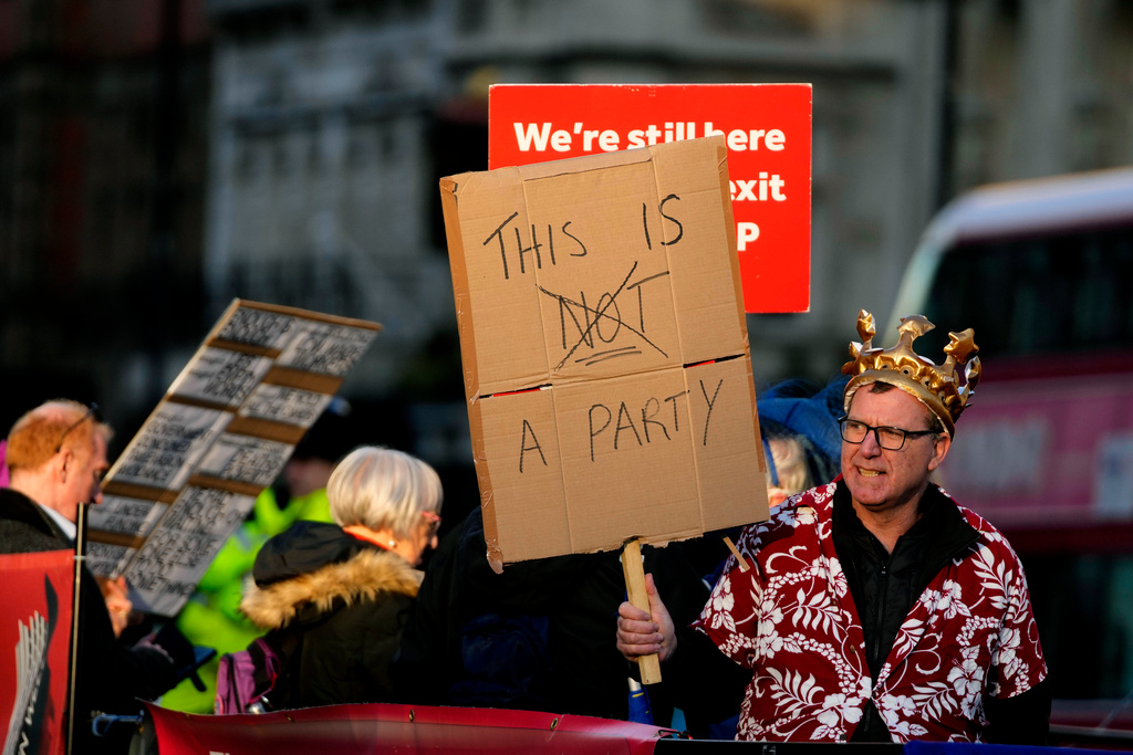 Protester mot Boris Johnson efter 'partygate' i onsdags.