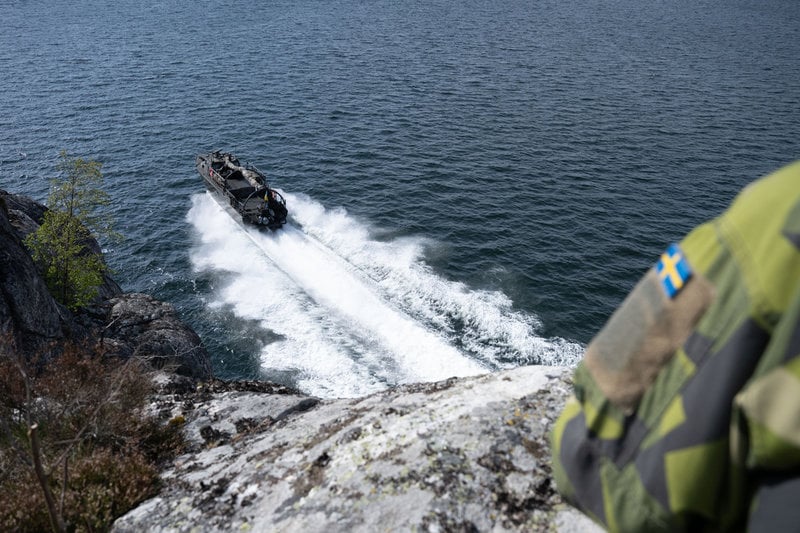 Utbildningen av de ukrainska soldaterna sker via tolk.