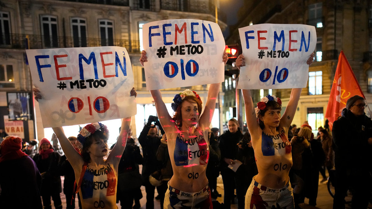 Aktivister håller affischer under en protest mot den franske skådespelaren Gerard Depardieu. Arkivbild.