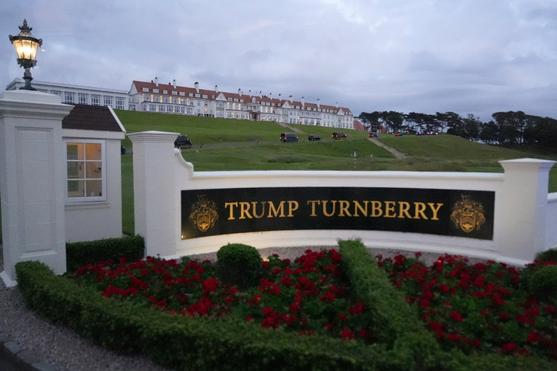 Bilkortegen med Donald Trump anlände till presidentens lyxhotell Trump Turnberry på fredagskvällen.