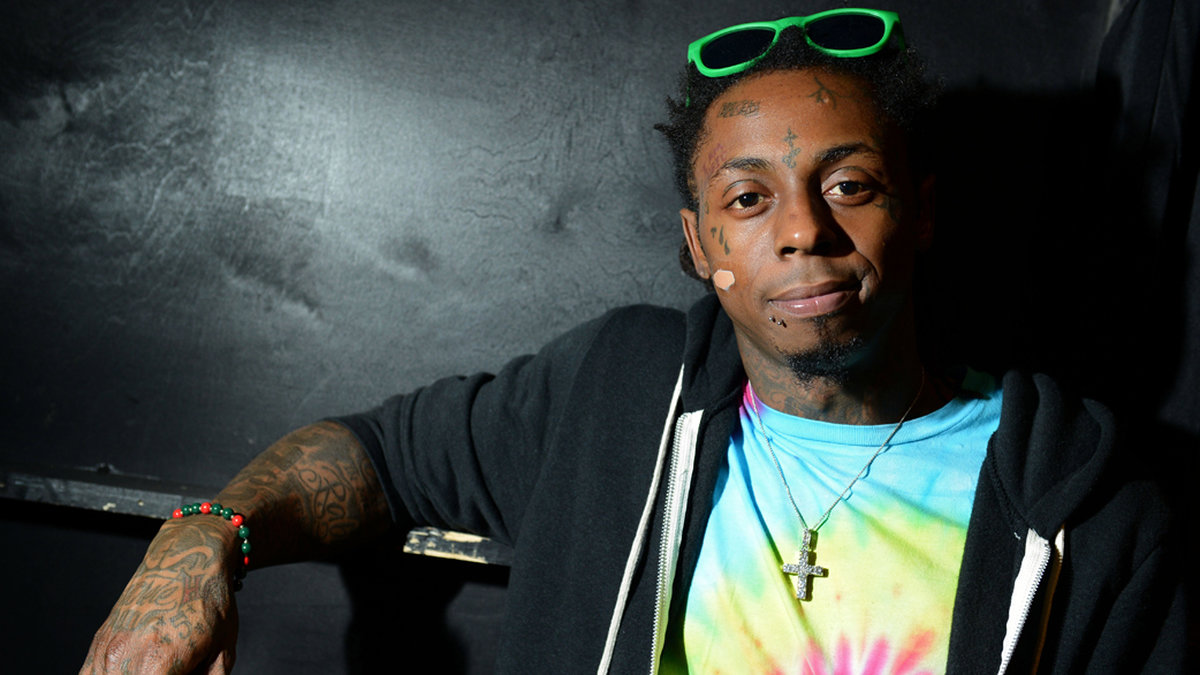Hiphopstjärnan Lil Wayne var bara 11 år gammal när han blev av med oskulden. För tidningen Playboy berättade han om första gången. – Jag var 11 år och hon var 13 år. Vi spelade ett spel som heter "Vinn, förlora eller rita" och på brädet skrev hon "Fuck me", berättar Lil Wayne. 