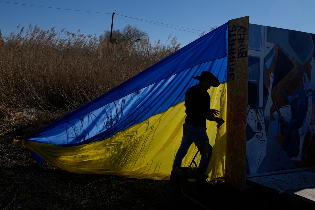 Den ukrainska flaggan sätts upp i sydöstra Polen, vid gränsen till det krigshärjade landet. Bilden togs i mars i fjol, en månad efter det att Ryssland inledde sitt fullskaliga invasionskrig mot Ukraina.