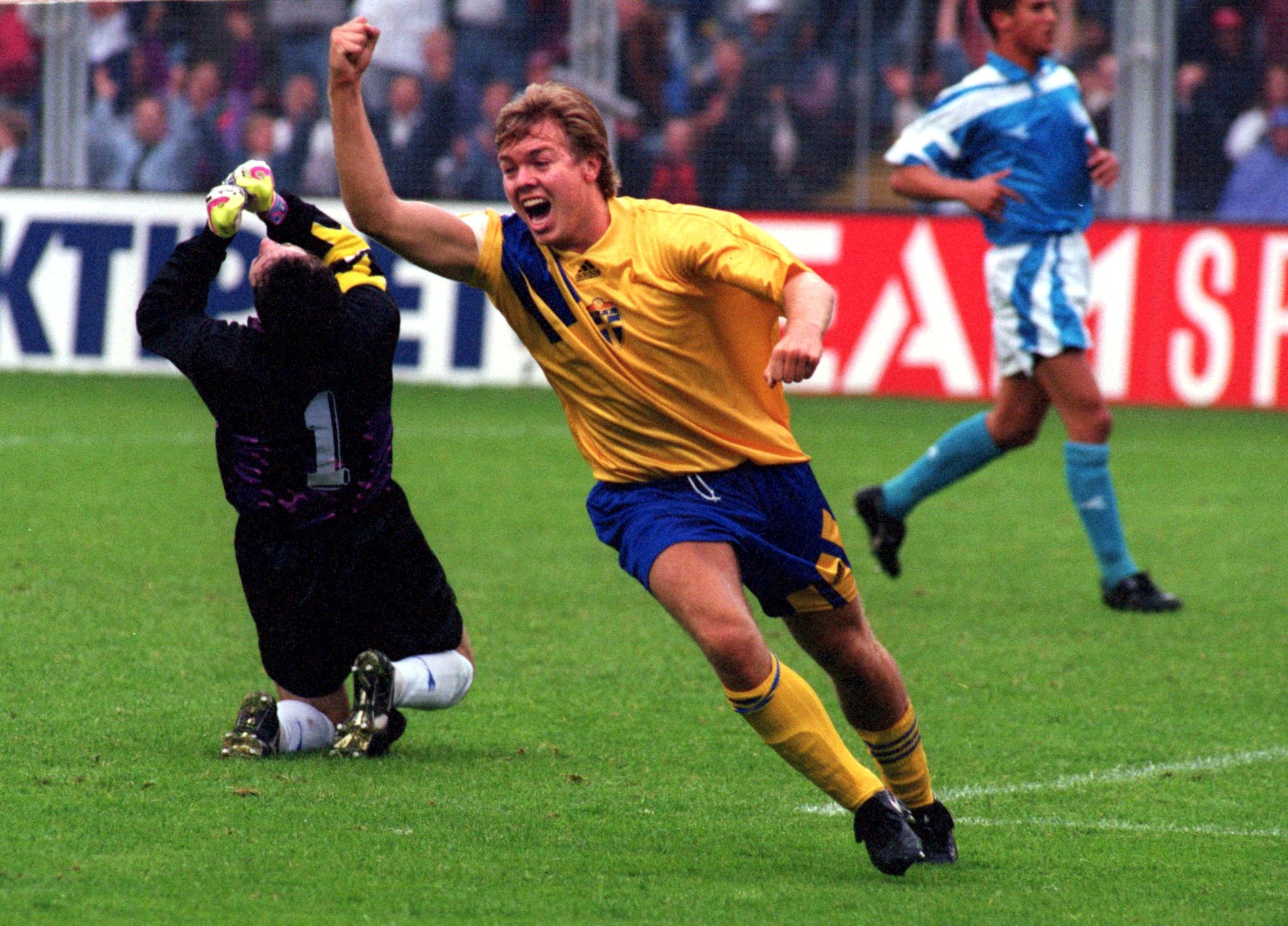 1993: Tomar Brolin firar på sedvanligt vis mot Israel i en VM-kvalmatch. 1993: Tomar Brolin firar på sedvanligt vis mot Israel i en VM-kvalmatch.