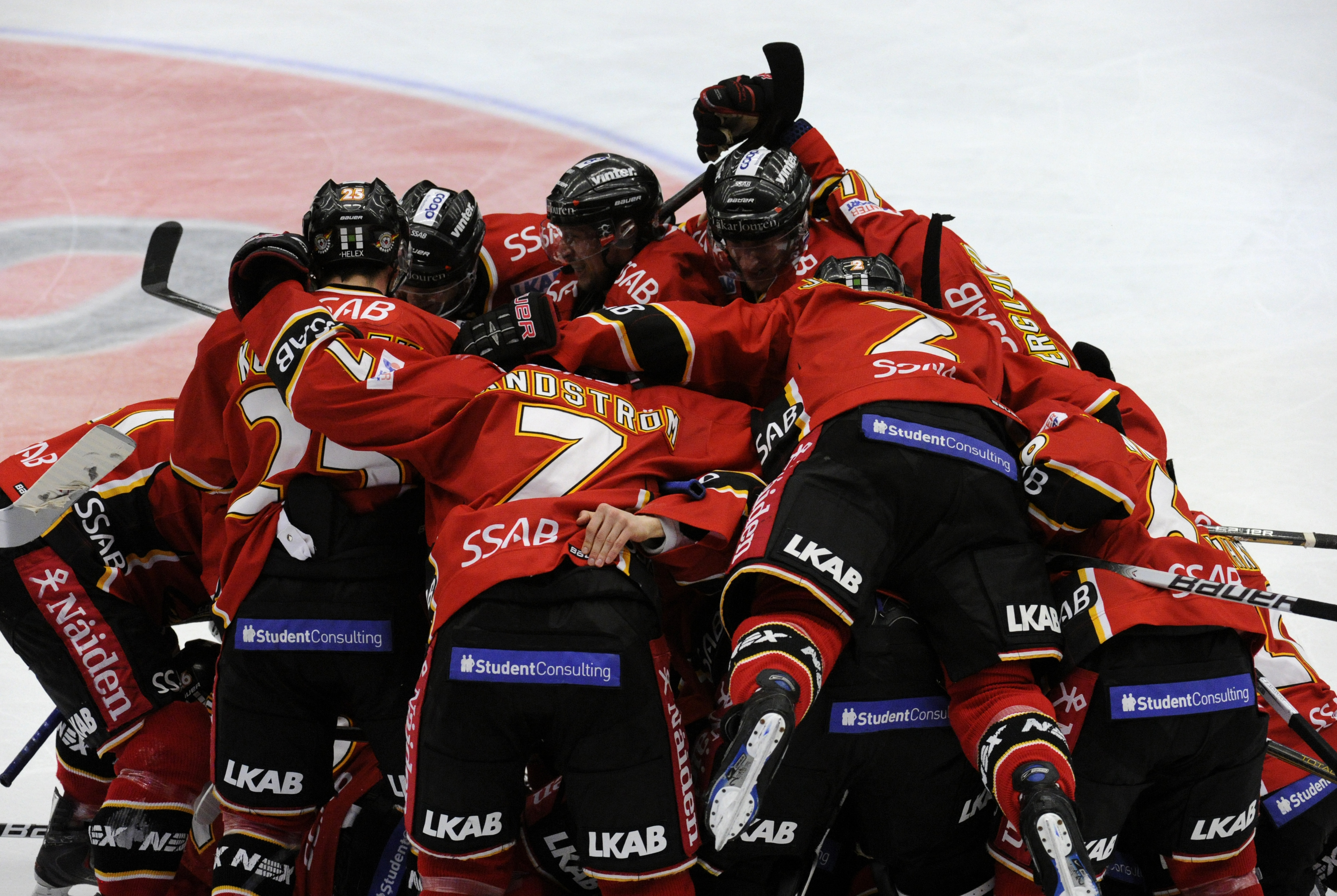 Här firar spelarna som om de vunnit SM-guld. Här firar spelarna som om de vunnit SM-guld.