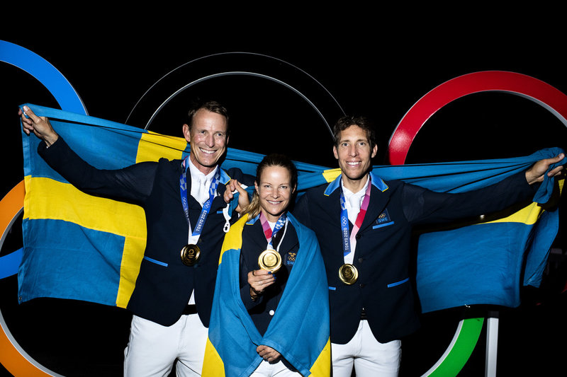 Peder Fredricson, Malin Baryard-Johnsson och Henrik von Eckerman efter OS-guldet i Tokyo. Arkivbild.