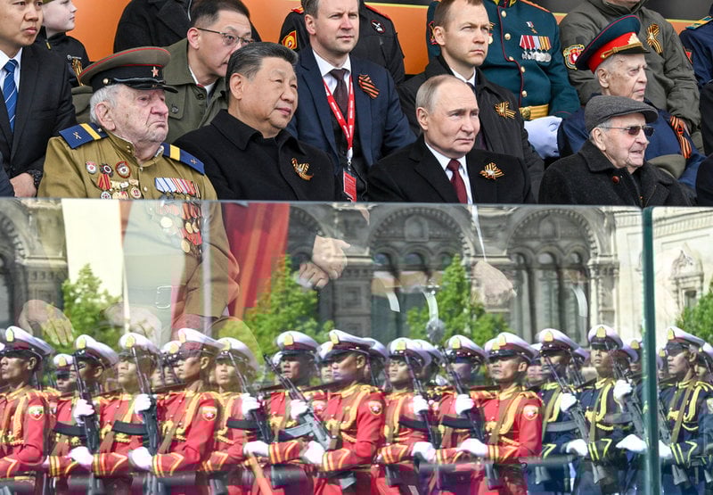 Myanmariska soldater deltog i Rysslands militärparad i Moskva i maj. Här ses de i en reflektion i glaset framför bland andra Kinas ledare Xi Jinping och Rysslands Vladimir Putin.