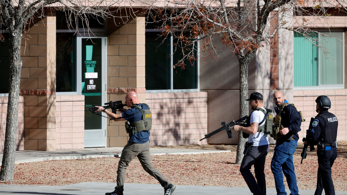 Polis går in på universitetsområdet i Las Vegas i den amerikanska delstaten Nevada där en ensam skytt på onsdagen dödade tre personer och skadade en allvarligt. Den misstänkte har också hittats död.