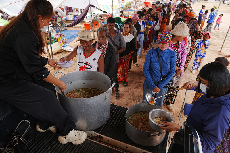 Evakuerade står i kö för att få soppa från en lokal välgörenhetsorganisation i den kambodjanska provinsen Banteay Meanchey.