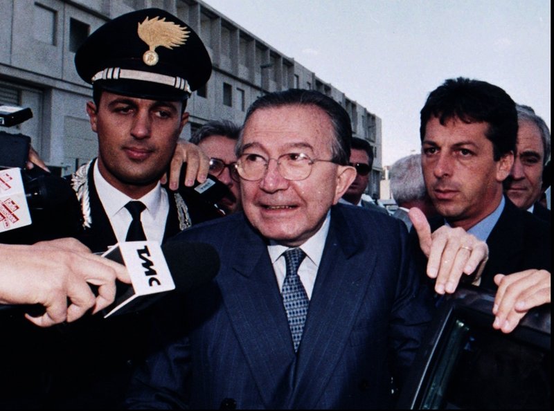 Giulio Andreotti var länge Italiens mäktigaste politiker. Han följdes av rättsfall i många år, för mutbrott och maffiasamröre men också för stämpling till mordet på en journalist. Han gick fri i samtliga fall av formalitetsskäl. Här leds han in i en domstolsbyggnad i Perugia av karabinjärer, år 1996. Arkivbild.