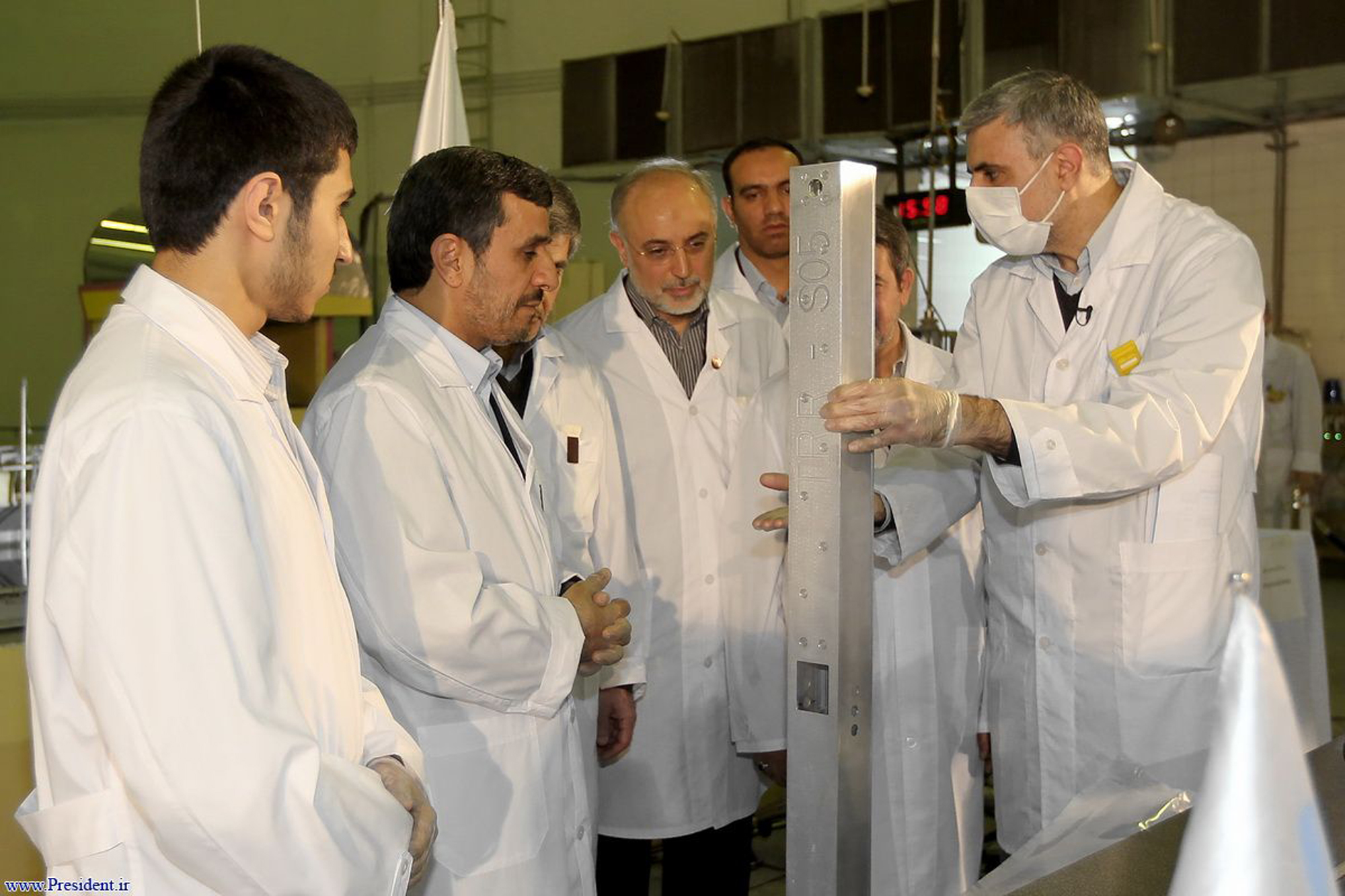 Irans president Mahmoud Ahmadinejad under ett besök på ett av landets kärnkraftverk.