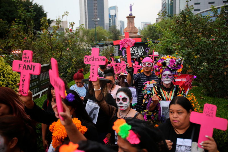 Mexico City-bor demonstrerar med krav på rättvisa för offren för mäns våld under högtiden de dödas dag i oktober 2022.
